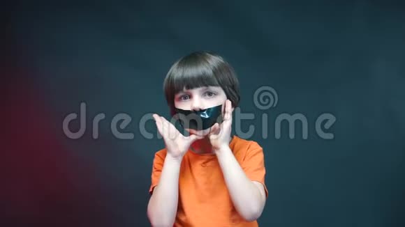 一个嘴巴紧闭的男孩在周围尖叫一种儿童抗议的表情视频的预览图