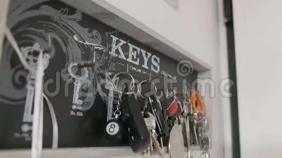 家庭中许多钥匙链的钥匙悬挂背景视频的预览图