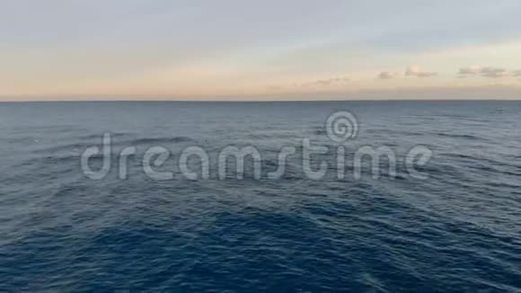 日落时的大海从上方射出视频的预览图