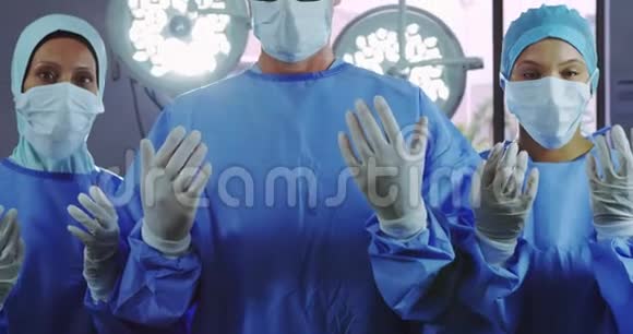 站在医院手术室时外科医生的前视图视频的预览图