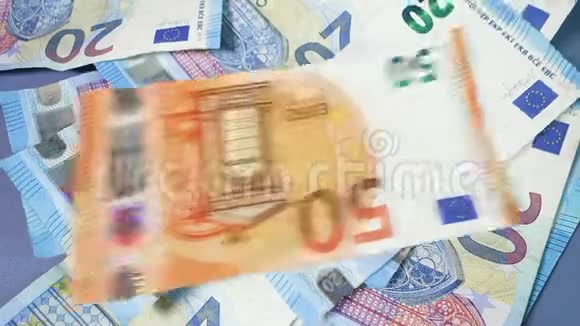 欧元纸币落在桌子上视频的预览图