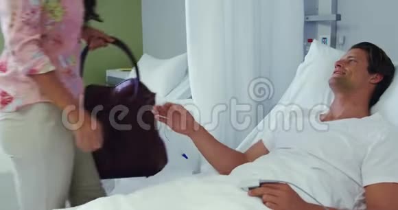 妇女在医院病房探视男病人视频的预览图