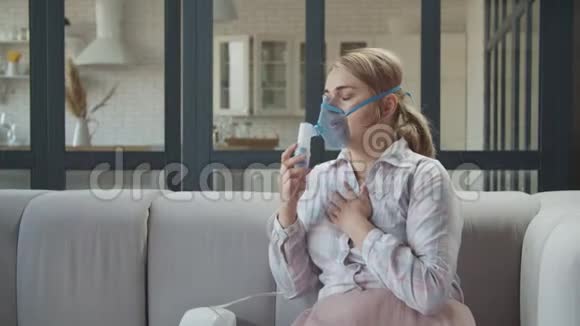 可爱的女儿用雾化面罩安慰生病的妈妈视频的预览图