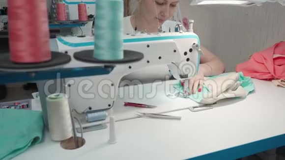 电机上裁缝女缝纫标签视频视频的预览图