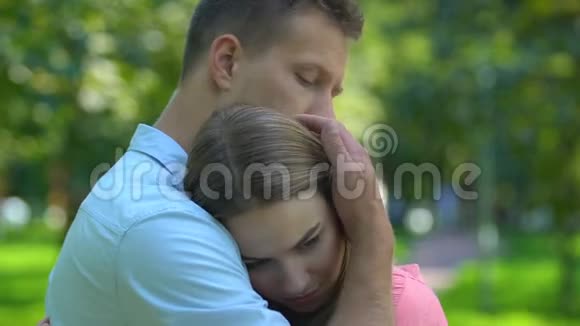 英俊的男人拥抱他心爱的女朋友平静和安慰特写视频的预览图