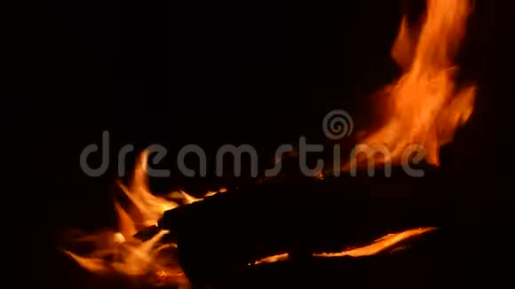 从火中生火在黑暗中燃烧木头夜晚在露天射击从黄色火焰中火花红色余烬视频的预览图