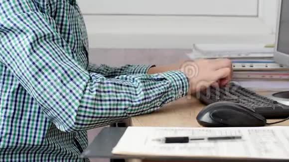 商人坐在他的办公桌前工作着台式电脑视频的预览图