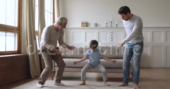 提供免费的跨代男性家庭舞蹈在客厅里一起跳舞视频的预览图