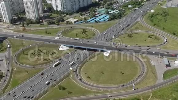 晴天大路路口的鸟瞰图视频的预览图