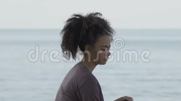 不幸的美国黑人女孩坐在海边的救生艇旁沉船受害者视频的预览图