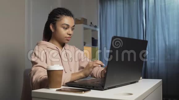 在笔记本电脑前学习的少女视频的预览图