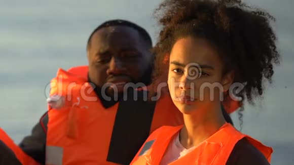 非裔美国人带着女儿穿救生衣看镜头飞机失事视频的预览图