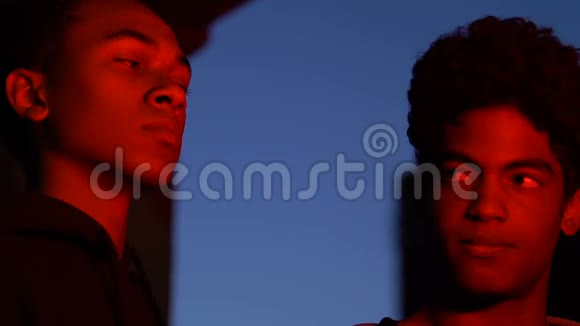 两个黑人男流氓晚上看着火的大楼火灾犯罪视频的预览图