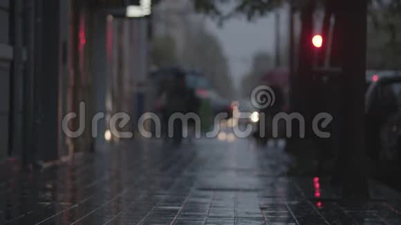 雨夜里一条铺好的街道模糊的景色视频的预览图