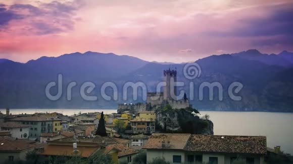 加达湖上的意大利迷人的马尔切辛湖村有着老式的梦幻般的电影破坏了效果视频的预览图