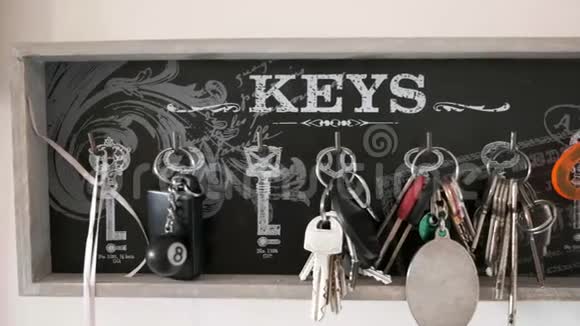 假日家庭中许多钥匙链的钥匙挂水平窗格背景视频的预览图