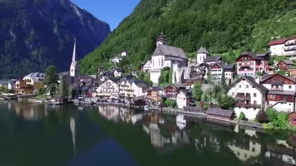 美丽的4k空中无人机全景飞行在小房子奥地利村野生自然森林山湖景视频的预览图