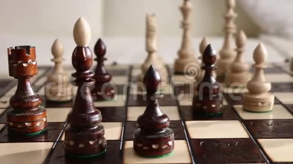 印度风格的国际象棋棋盘细节相机盘视频的预览图