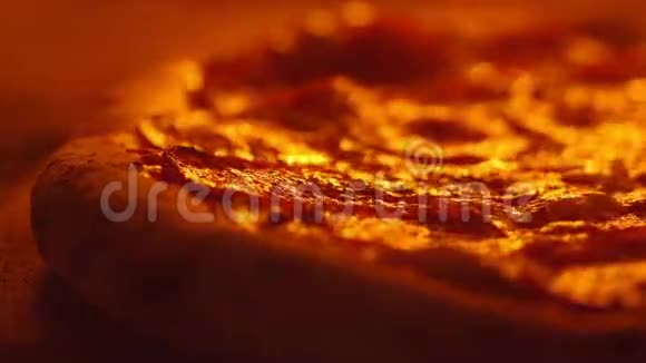 烤箱里的披萨冒泡的奶酪和一块金皮特写做披萨旋转甚至烹饪视频的预览图