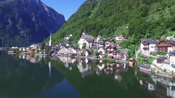 4k空中无人驾驶飞机全景式飞行飞越奥地利小村庄野生自然森林山湖景观视频的预览图