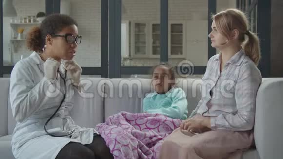 女性医生用听诊器检查孩子视频的预览图