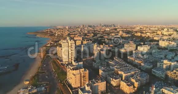 以色列特拉维夫贾法市旁边的一个城市日落或日出期间蝙蝠山海滩和酒店的美丽空中景色视频的预览图