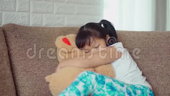 可爱的女孩抱着泰迪熊孤独地入睡视频的预览图
