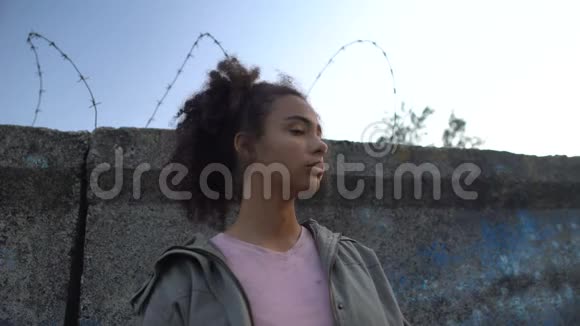 不分种族的少女拿着包梦想着逃离难民营贫穷视频的预览图