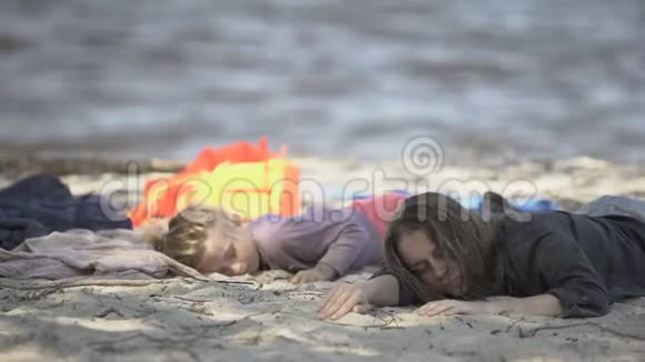 母亲和女儿躺在海边在海难后感到不适幸存者视频的预览图