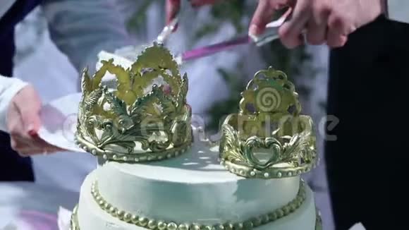 新婚夫妇切蛋糕和客人分享结婚蛋糕视频的预览图