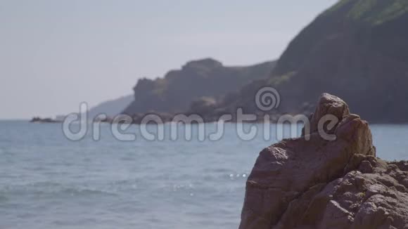 波浪冲刷到岩石的入口视频的预览图