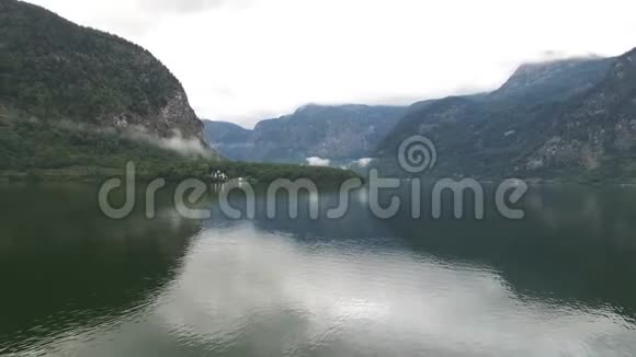 神奇的野生自然镜面湖中的松树神秘山林奥地利景观天桥视频的预览图