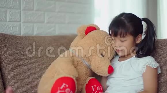 悲伤的女孩拥抱着大泰迪熊哭泣视频的预览图