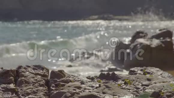 波浪撞击岩石海滩视频的预览图