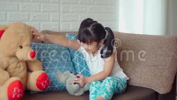 小女孩喜欢在家玩熊娃娃视频的预览图