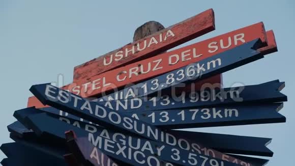 乌斯怀亚方向路标显示与其他国家的距离视频的预览图