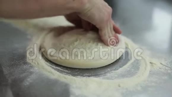 厨师准备面粉面团做披萨视频的预览图