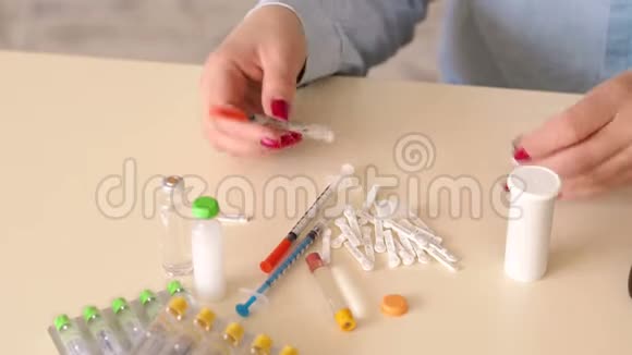 一名患有1型糖尿病的妇女手中有胰岛素注射器视频的预览图