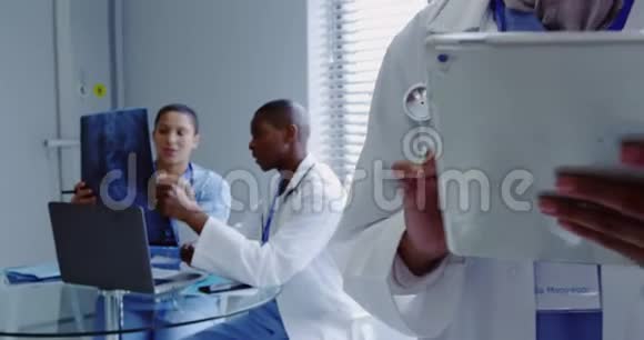 医院使用数字平板电脑的中东女医生的正面观察视频的预览图