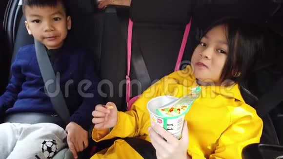 日本小孩在车里吃零食视频的预览图