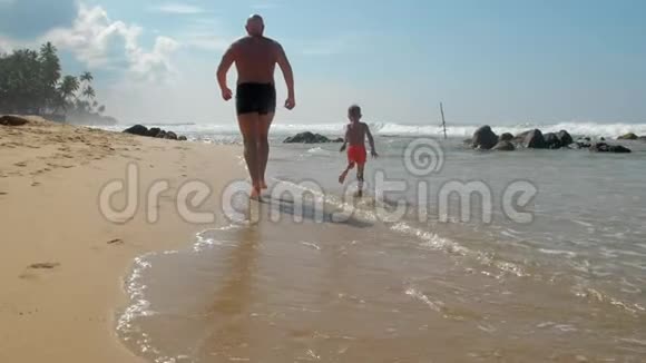带着爸爸的孩子在海岸线上逆天慢动作奔跑视频的预览图