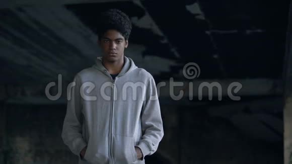绝望的男青年戴帽照相机站在废弃的大楼里视频的预览图