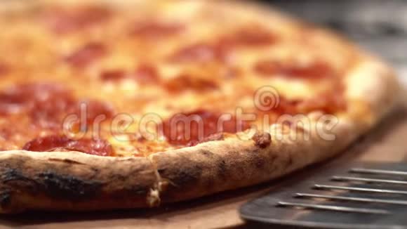 一个拿铲子的人拿了一片披萨热奶酪延伸的特写镜头视频的预览图