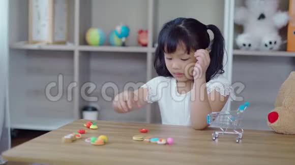 快乐的女孩在玩食物和购物车模型视频的预览图
