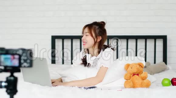 可爱的女博主躺在床上在线聊天视频的预览图