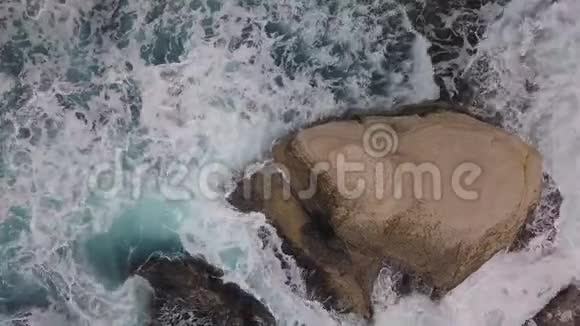 岩石上的撞击波的鸟瞰图视频的预览图