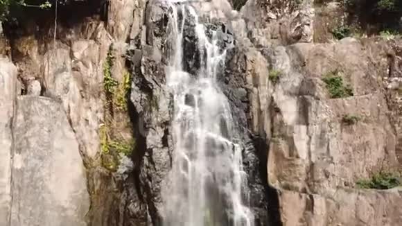泰国高耀国家公园瀑布鸟瞰图视频的预览图