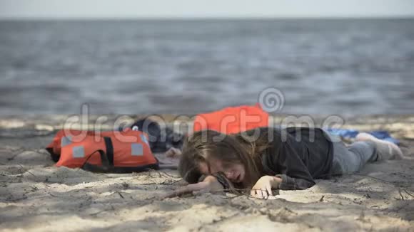 女儿在海滩上跑向气喘吁吁的母亲一家人在自然灾害中幸存下来视频的预览图