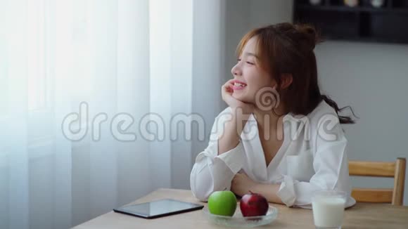 美丽的女人开心地想着用平板电脑视频的预览图