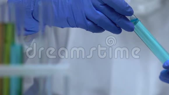 科学家把装有有害液体的管子放在架子上研制农药毒素视频的预览图